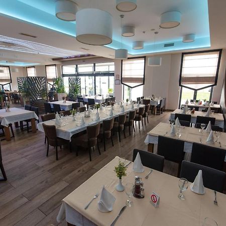Hotel Crystal Pecinci Extérieur photo