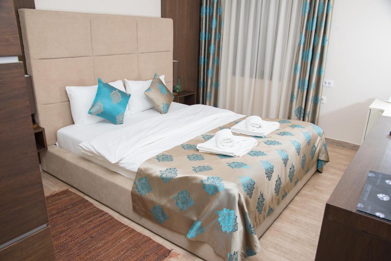 Hotel Crystal Pecinci Extérieur photo