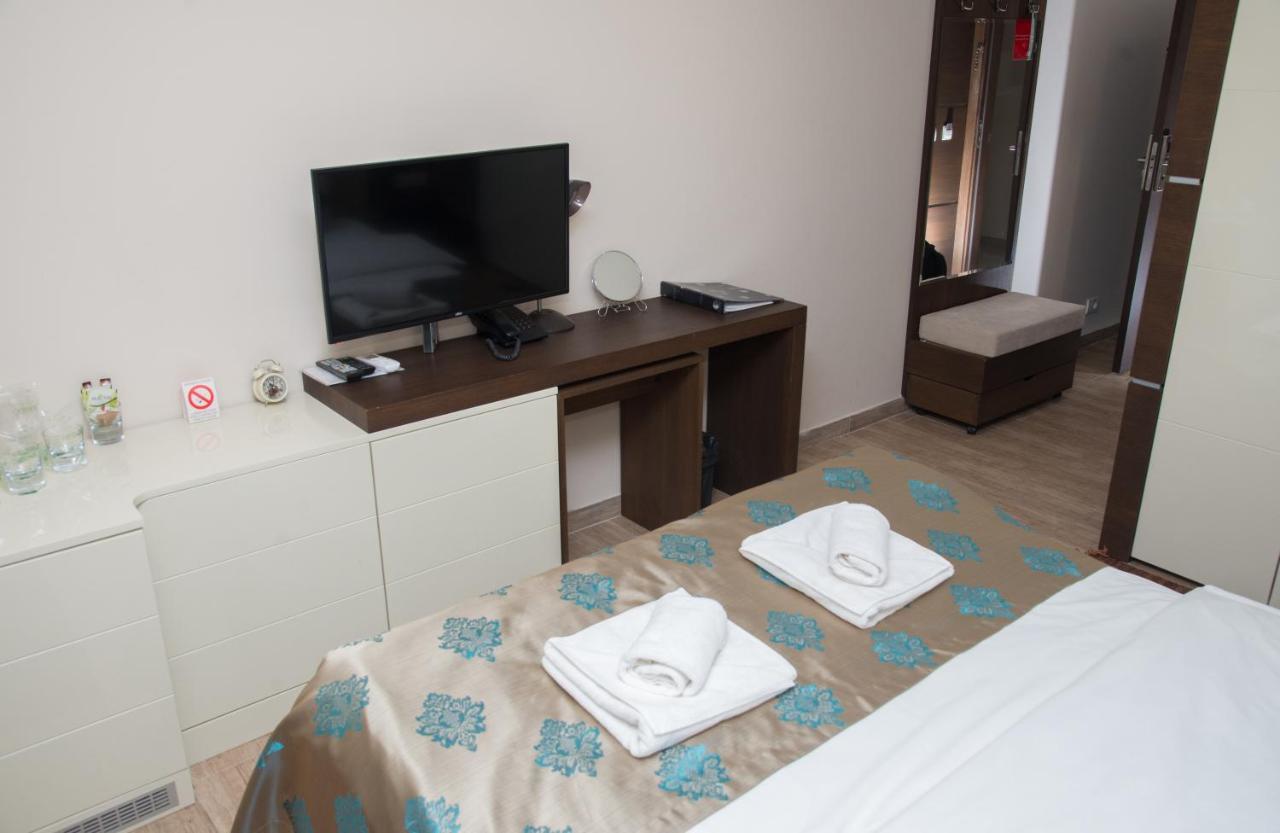Hotel Crystal Pecinci Extérieur photo