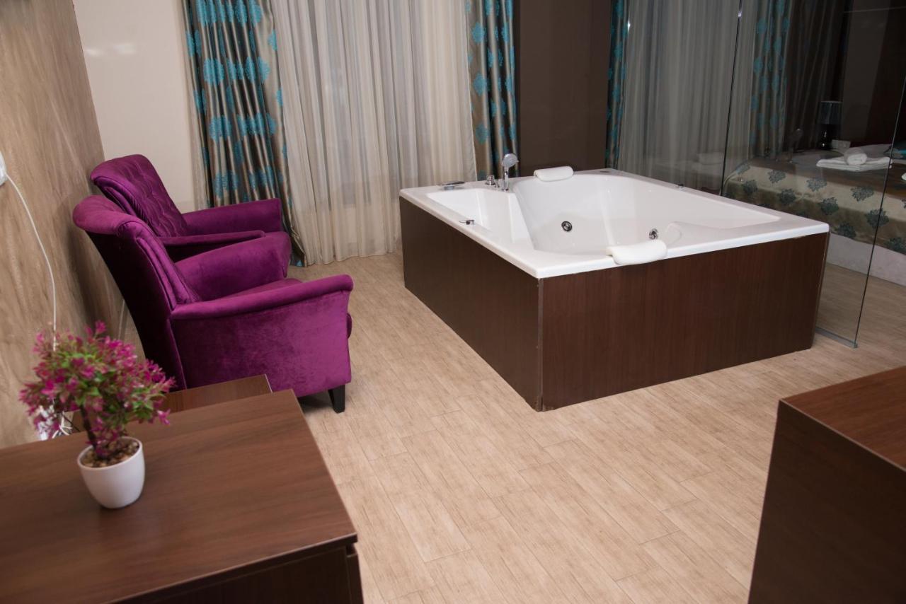 Hotel Crystal Pecinci Extérieur photo