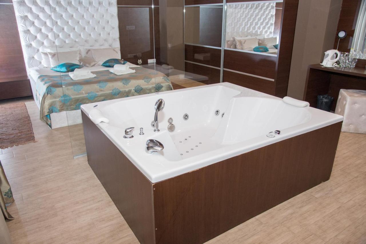 Hotel Crystal Pecinci Extérieur photo